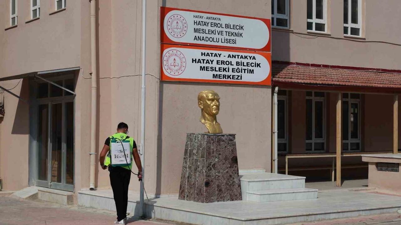 Hatay'da okullar yeni döneme haşereyle mücadele programıyla giriyor