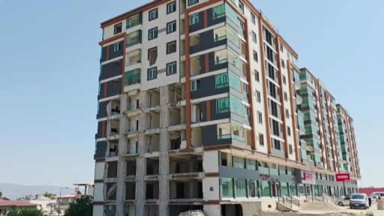 hatay’da 'orta hasarlı' gösterildi, sakinler yıkım istiyor: 8 katlı binanın yanından geçilemiyor