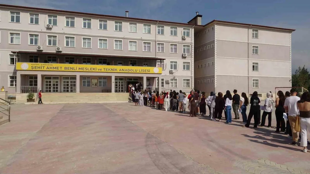 Hatay’da sınav günü heyecanı: KPSS adayları okullara erken geldi