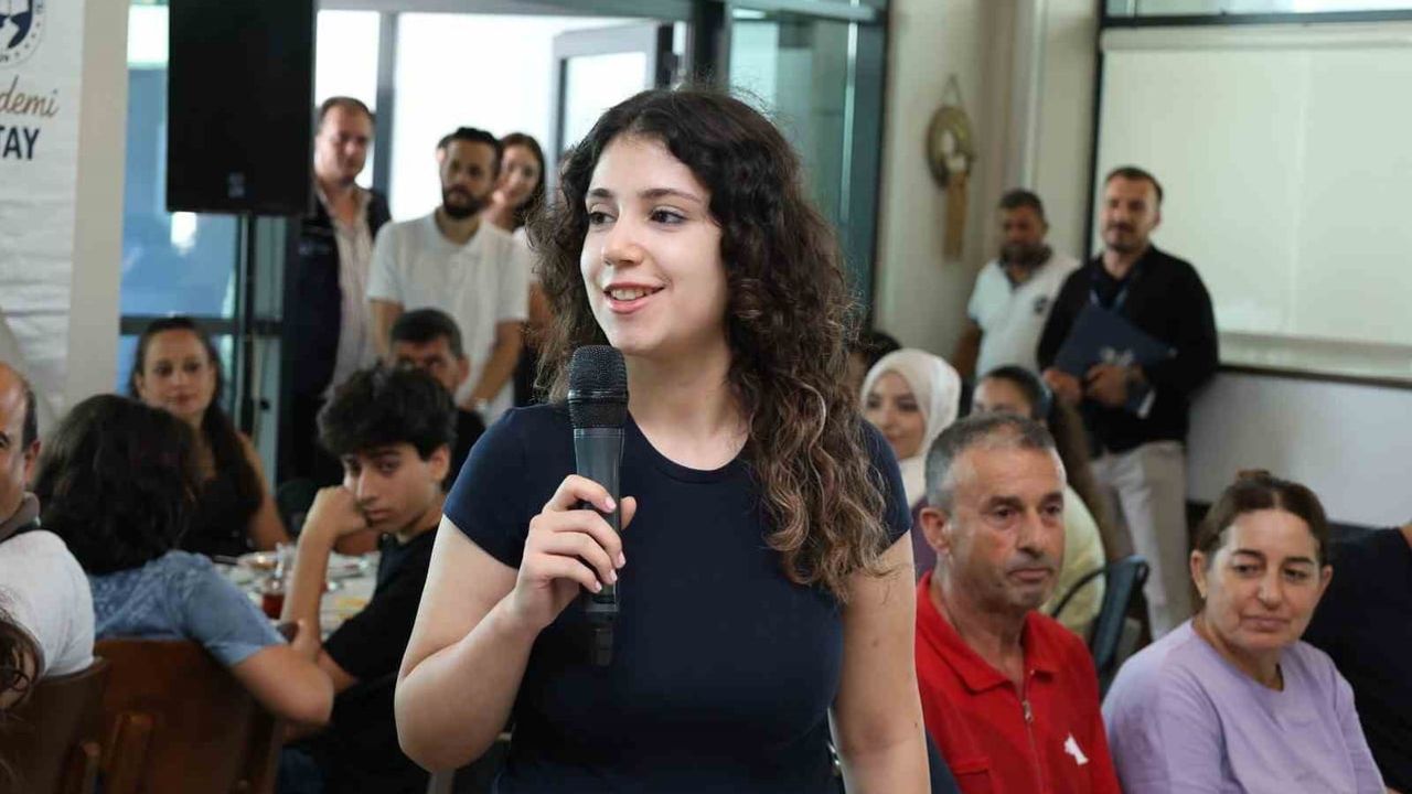 Hatay'ın başarılı gençlerine ödül sevinci: başkan Öntürk'ün takdiri