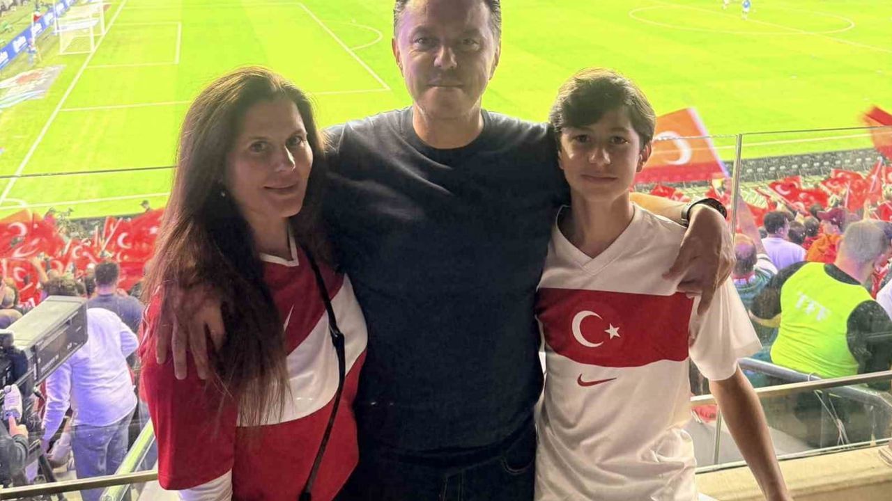 Hatipoğlu ailesiyle tribünde milli takımı destekledi