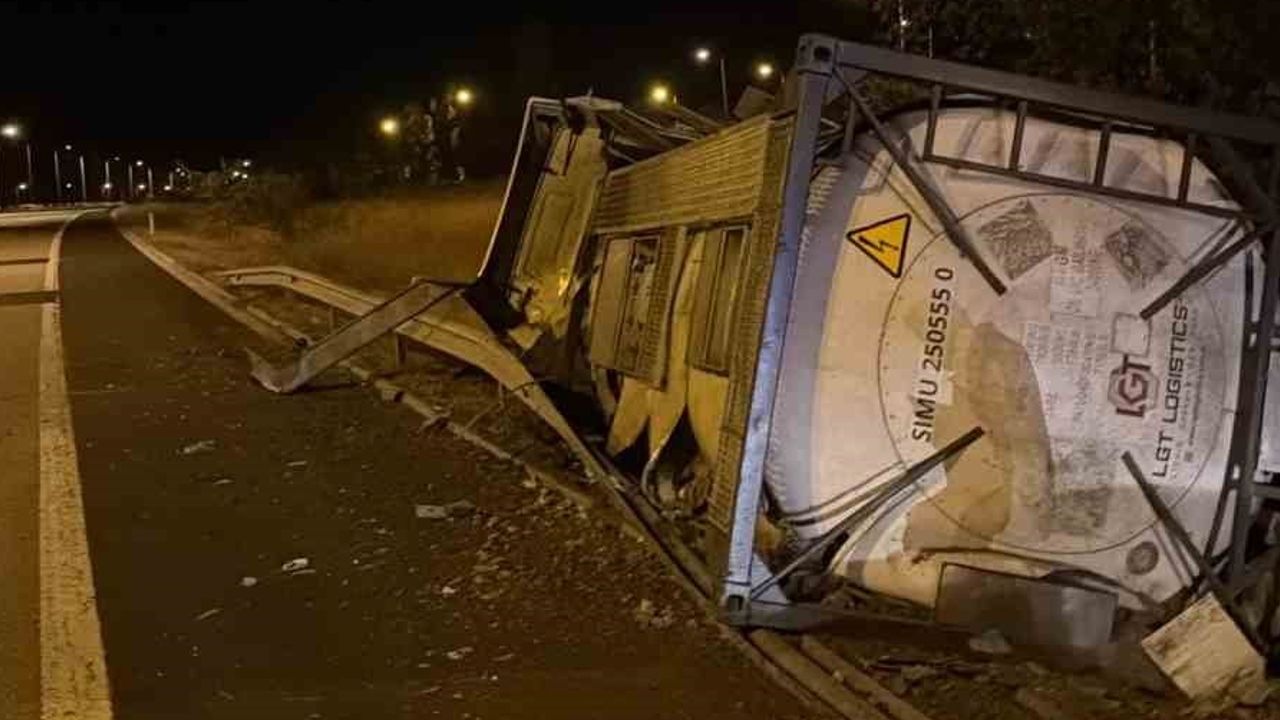 Havsa'da bariyere çarpan kimyasal yüklü tır devrildi: sürücü hafif yaralı