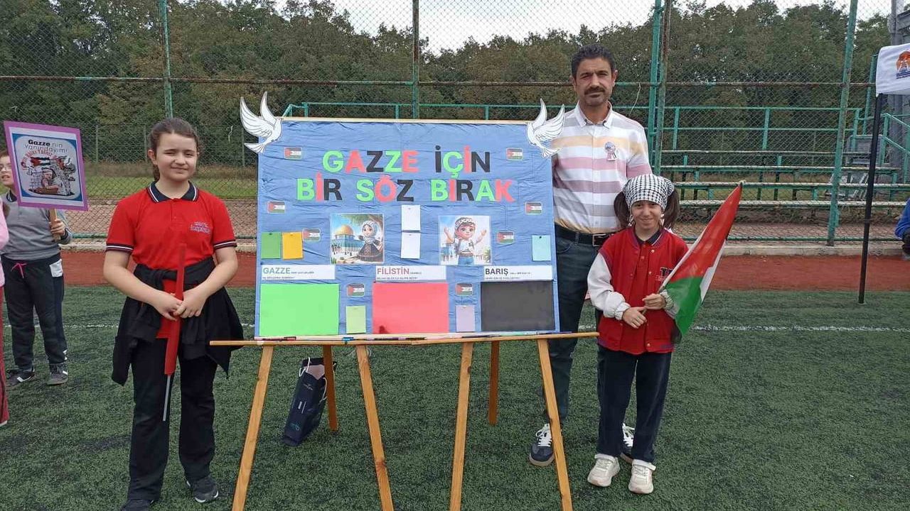 Havza'da çocuklar gökyüzünü barış mesajlarıyla doldurdu
