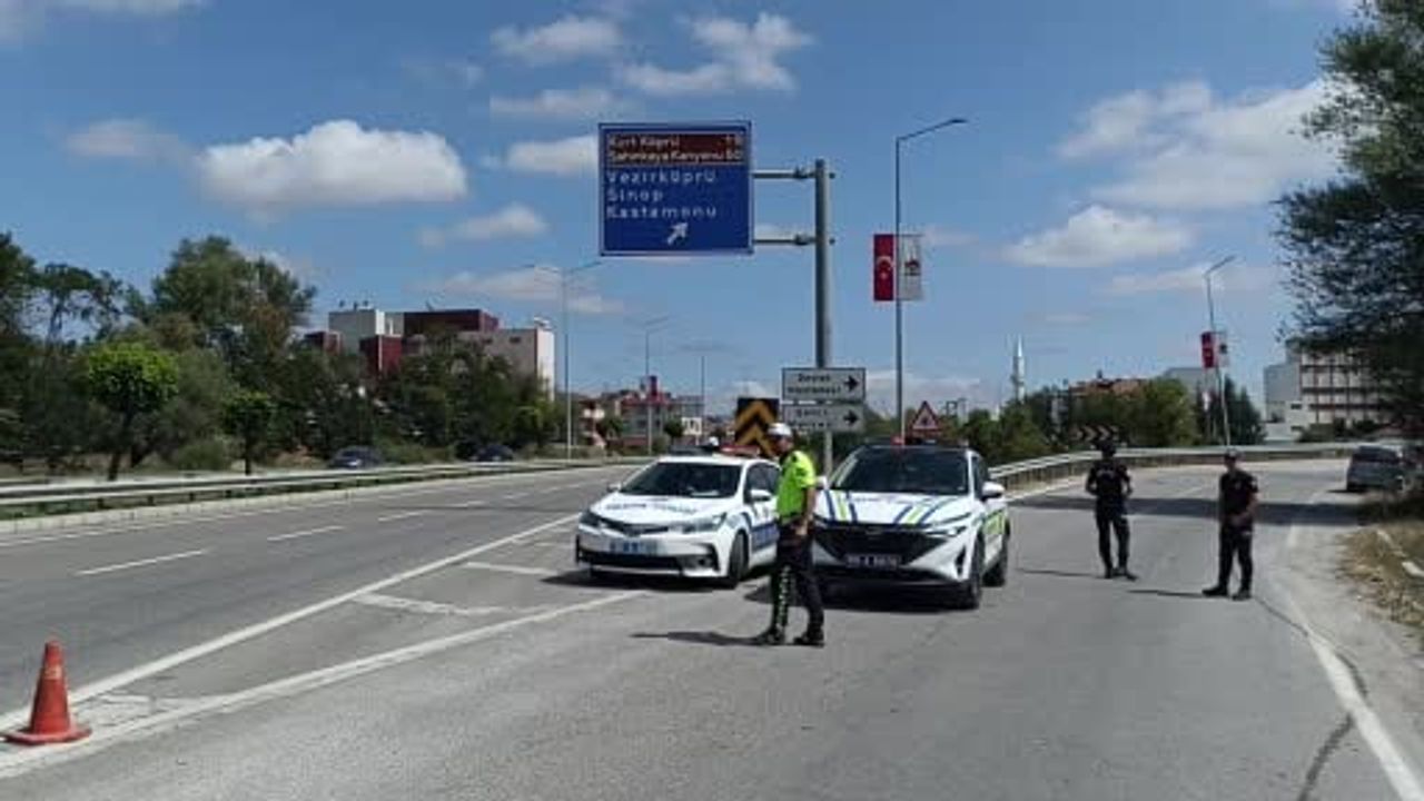 Havza virajında cam yükü dengesini bozdu: yol üç saat kapandı