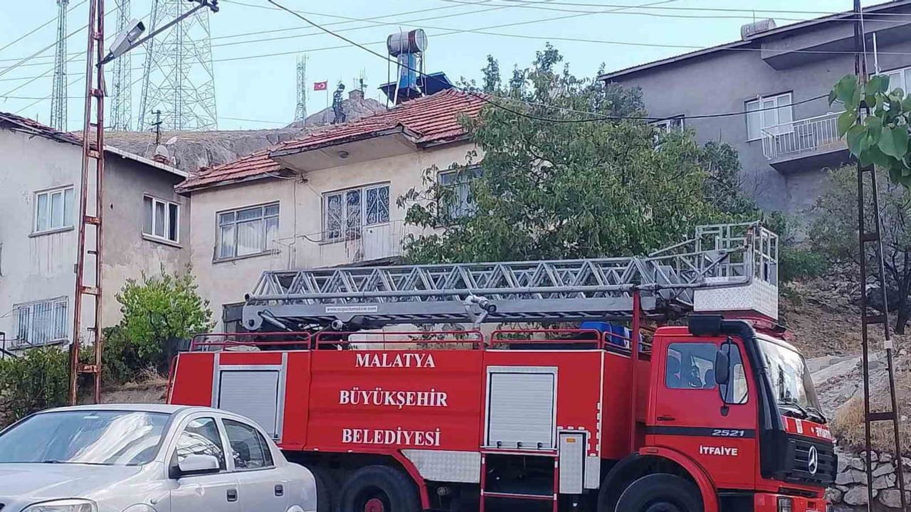 Hekimhan'da komşuların ihbarı üzerine emekli öğretmen evinde ölü bulundu