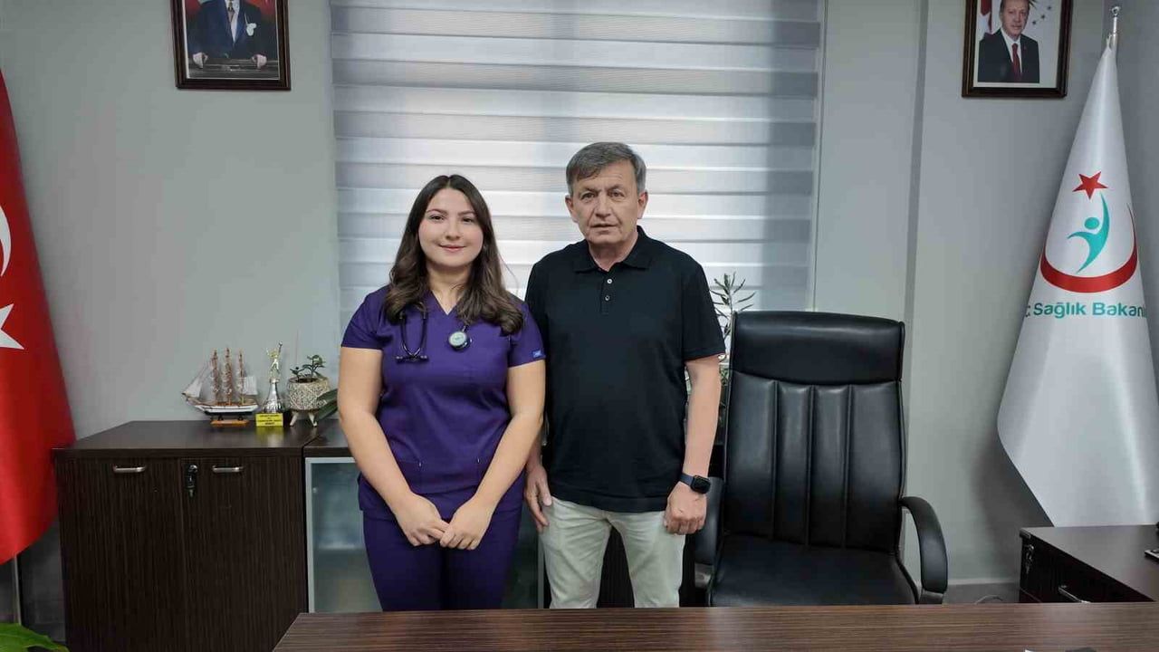 Hemşire çifte gurur: kızları Gediz Devlet Hastanesi'nde acil tıp hekimi olarak göreve başladı