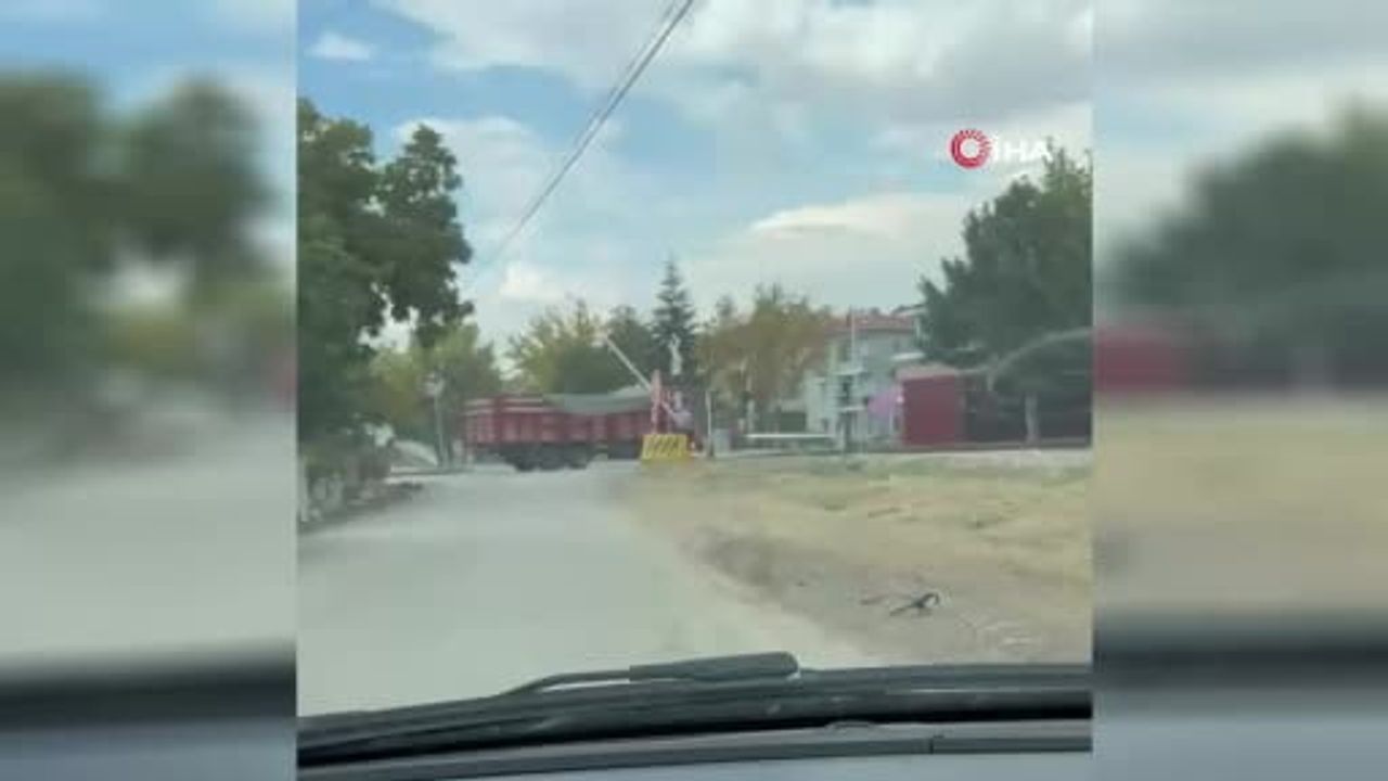 Hemzemin geçitte mahsur kalan kamyonu makinistin dikkati kurtardı