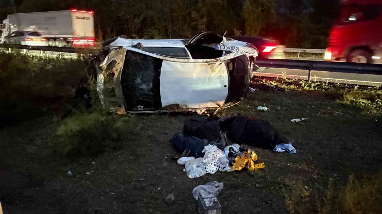 Hendek geçişinde refüje savrulan otomobilde 1 kişi yaşamını yitirdi, 4 kişi yaralandı
