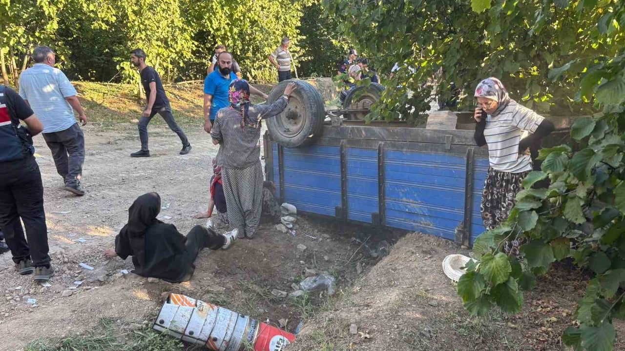 Hendek'te dönüş yolunda traktör devrildi: 18 fındık işçisi yaralandı