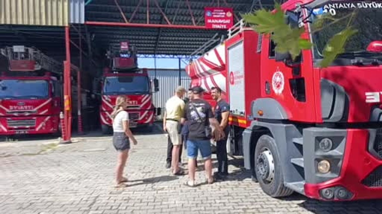 Her tatilinde Manavgat'ı tercih eden Alman itfaiyeci meslektaşlarına uğramadan dönmüyor