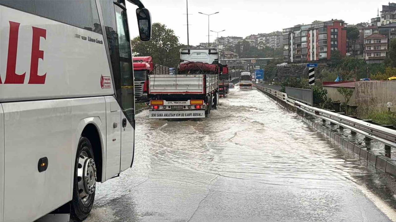 Heyelan Alaplı-Akçakoca yolunda ulaşımı etkiledi