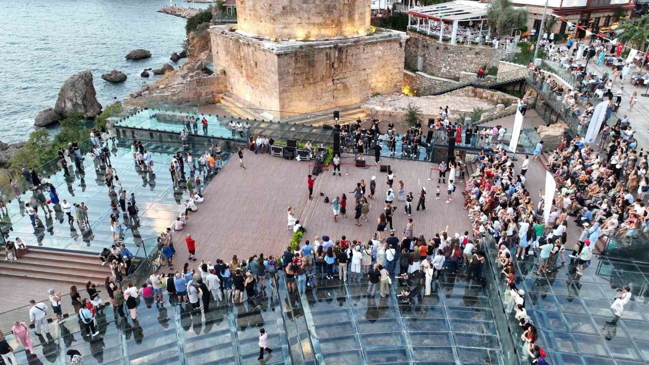 Hıdırlık’ta 2 bin yıllık atmosfer eşliğinde gün batımı konseri