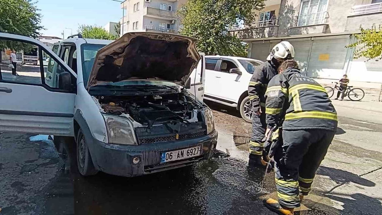Hilal Mahallesi'nde araç yangını vatandaşların çabasıyla kontrol altına alındı