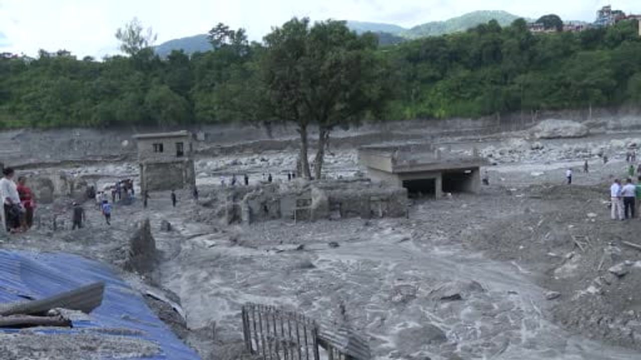 Himalayalar'da çöken buzulun yol açtığı selde Nepal ve Çin sınırında can kaybı bini aştı
