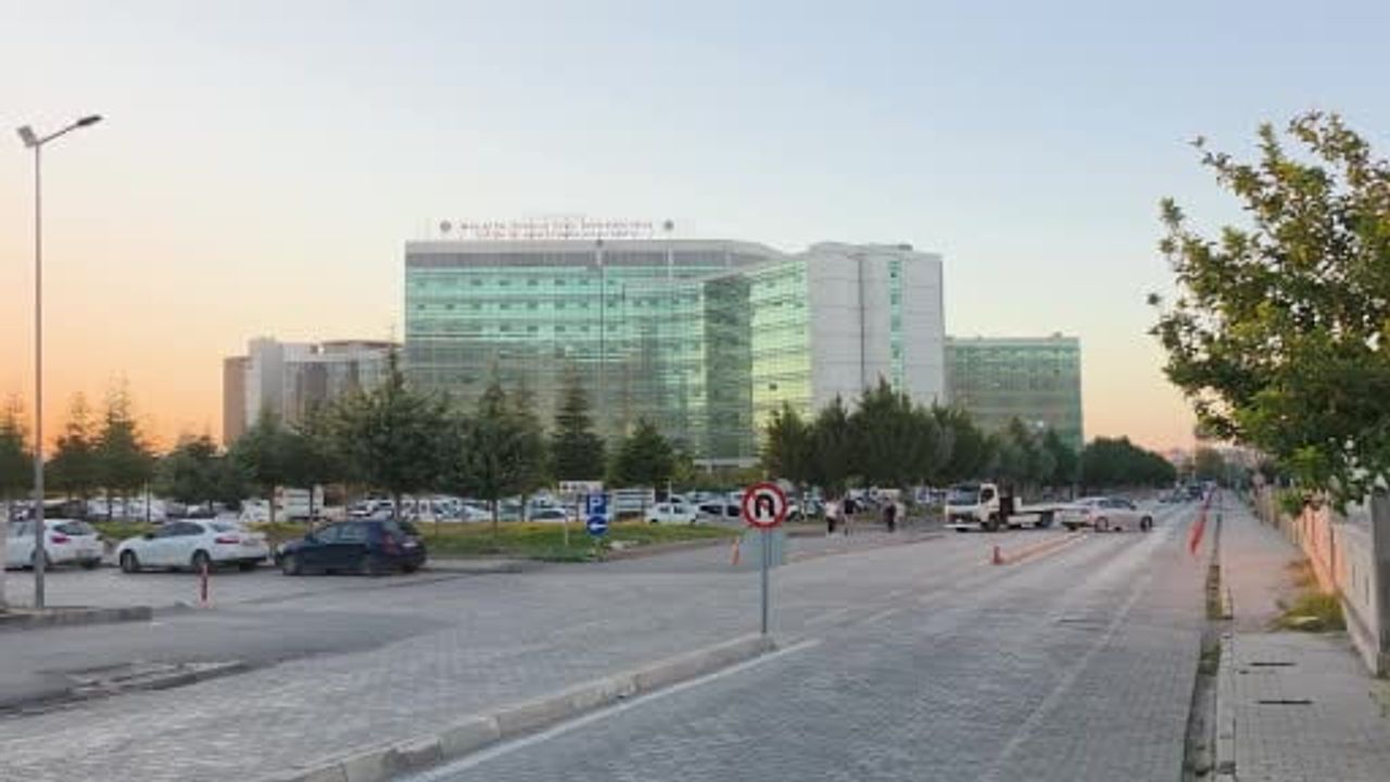 Hızla büyüyen şişkinlik 15 kilogramlık yumurtalık kitlesinin çıkarılmasına yol açtı