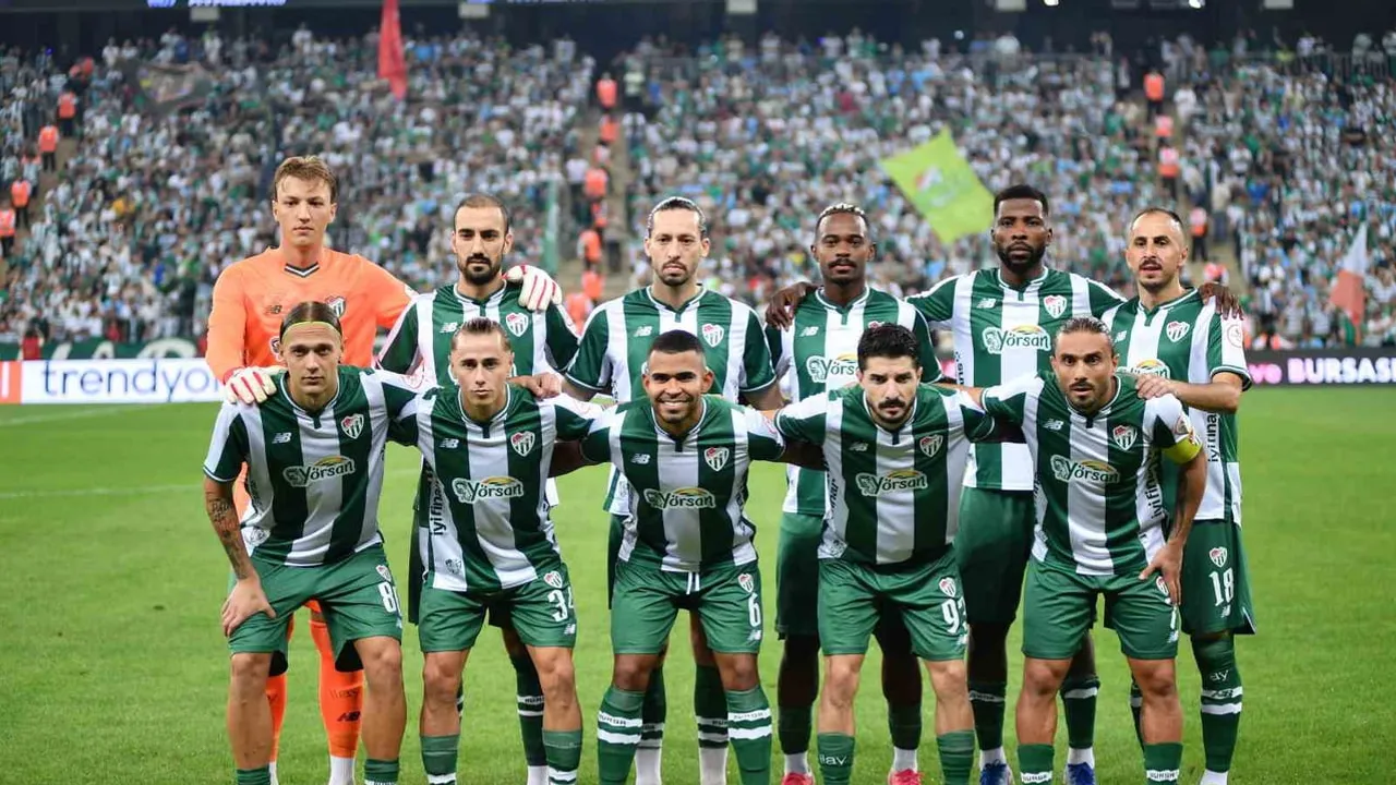 Hızlı gollerle hareketli maçta eşitlik: Bursaspor 2-2 Esenler Erokspor