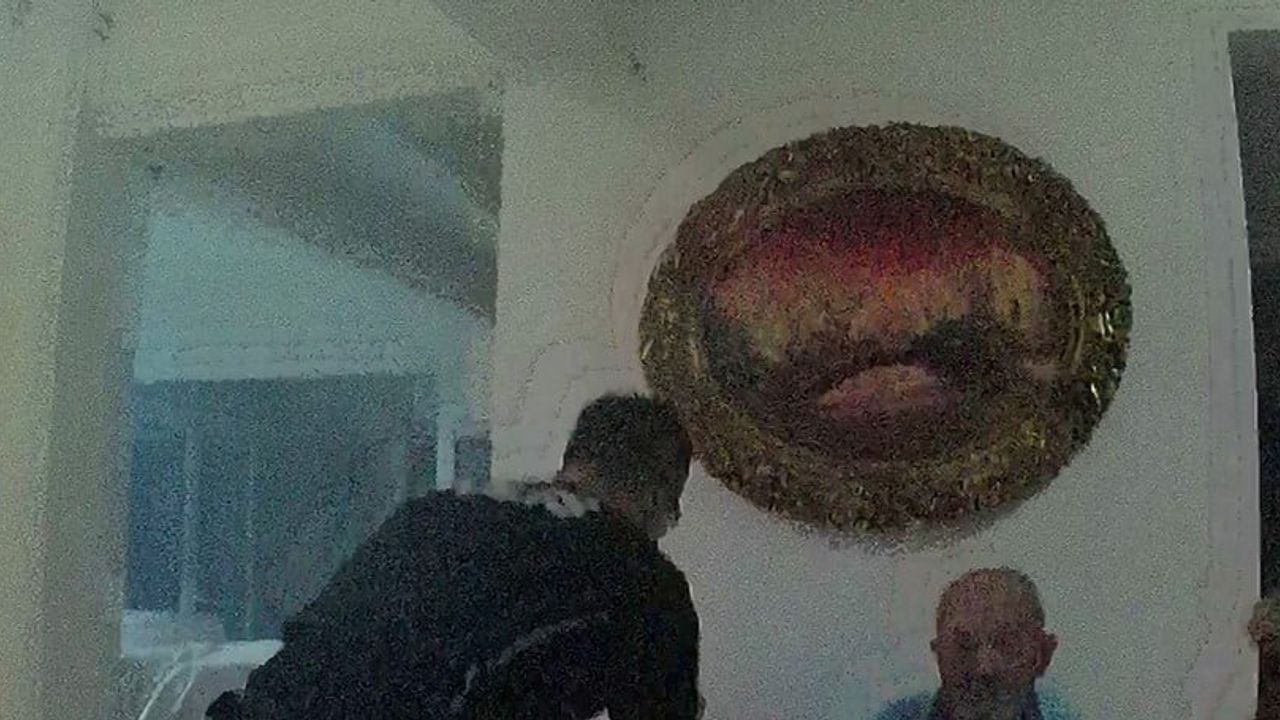 Huzurevinin alevlerle imtihanı: polis yaşlıları sırtında güvenliğe taşıdı