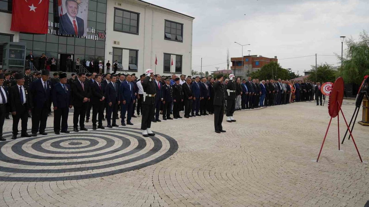 Iğdır'da gaziler anısına Atatürk anıtı önünde saygı töreni