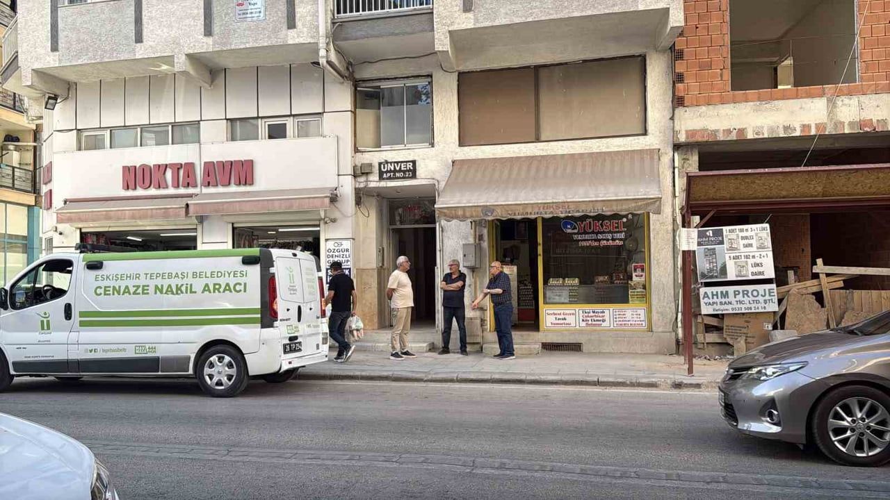 İhbar üzerine eve giren ekipler 58 yaşındaki kadının ölümünü şüpheli buldu