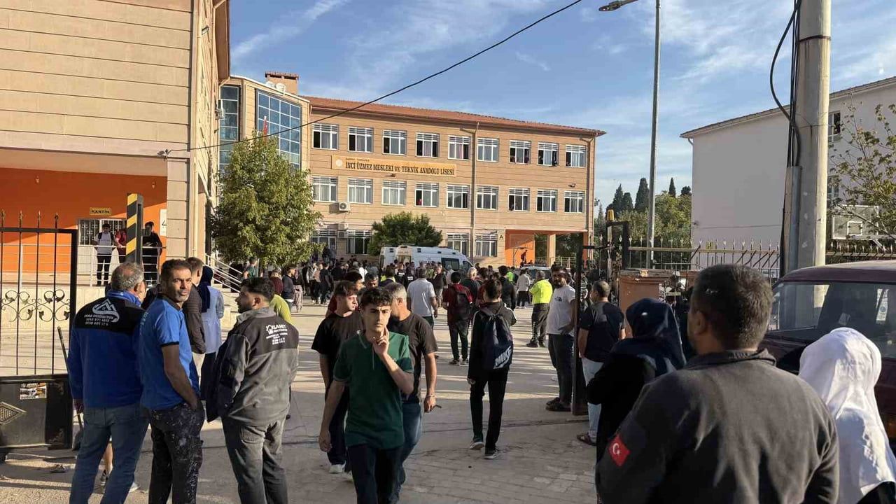 İhbarın ardından okul önünde gerilim yükseldi: veliler ve kolluk güçleri karşılaştı