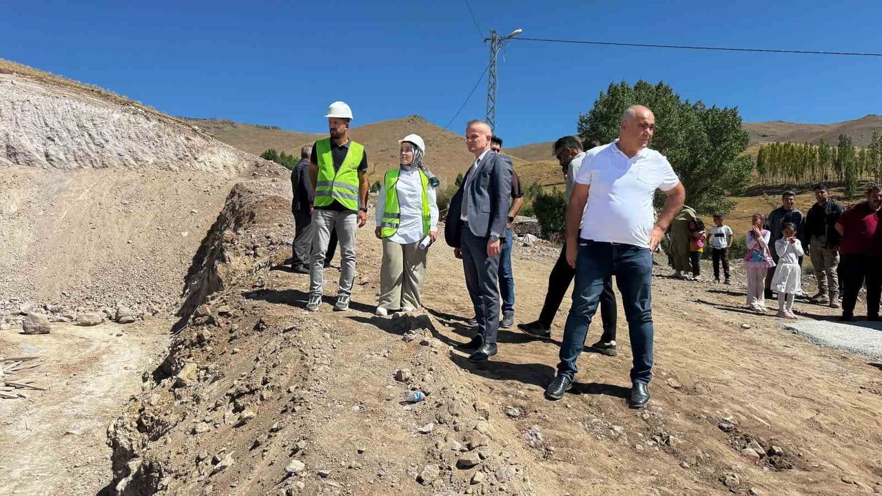 İki bin 300 rakımlı Karlıca köyünde tepe tıraşlanarak 8 derslikli okul için alan oluşturuldu