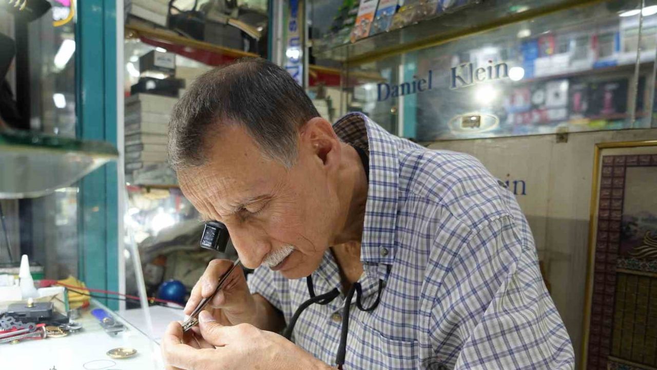 İki metrekarelik dükkânda 56 yıldır zamana ayar veren usta