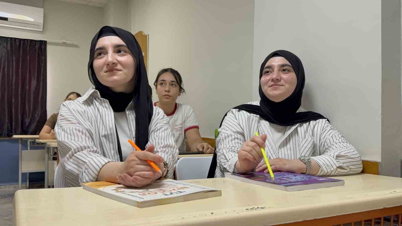 İkizler omuz omuza tıp fakültesini kazandı