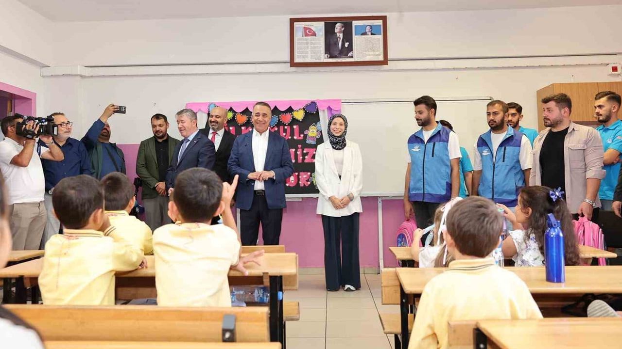 İlk gün masalarında sürpriz: Sultangazi'de 12 bin öğrencinin çantası hazır