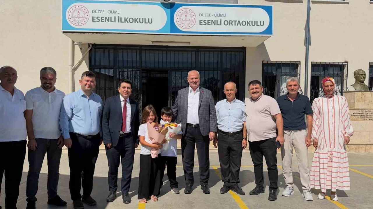 İlk günde köy okullarına ziyaret: Ahmet Ali Altıntaş ve Yılmaz Yıldız öğrencilerin yanında