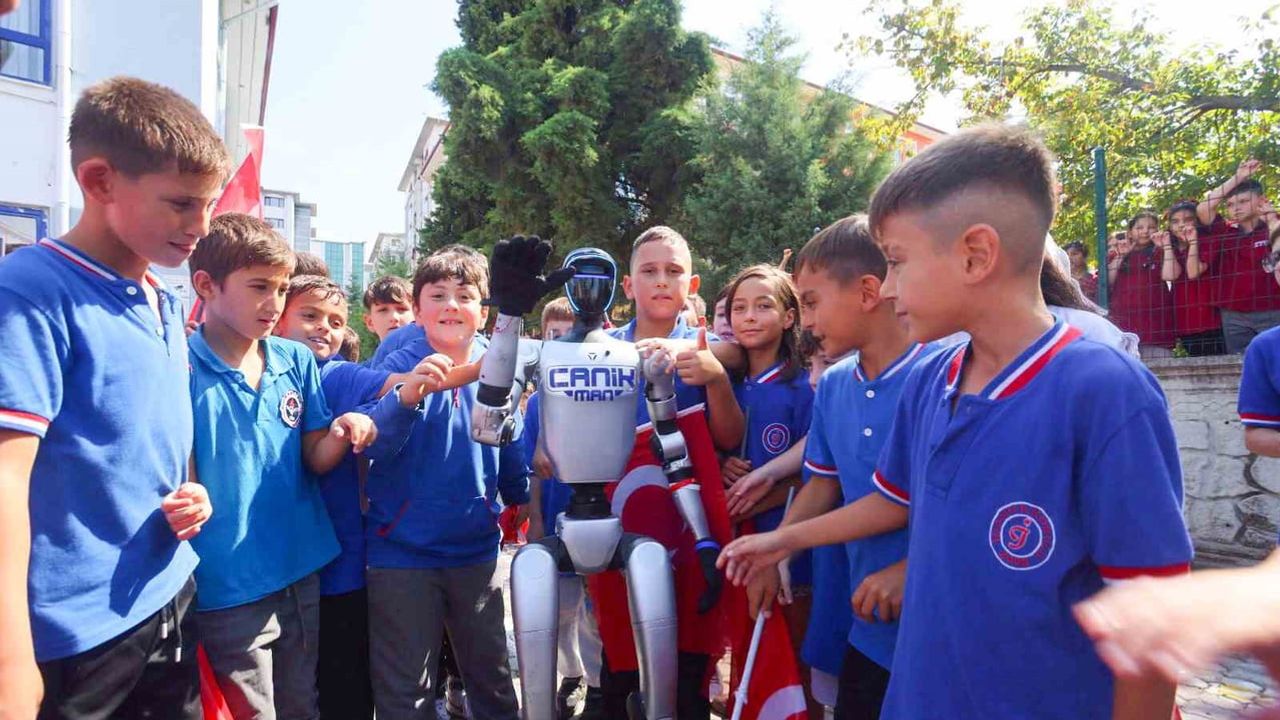 İlk nüfusa kayıtlı insansı robot CANİKMAN eğitimde rol aldı