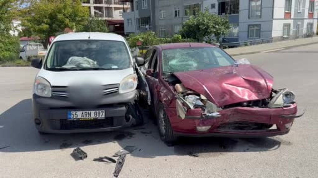 İlkadım'da iki araç çarpıştı: baba ve oğlu yaralandı