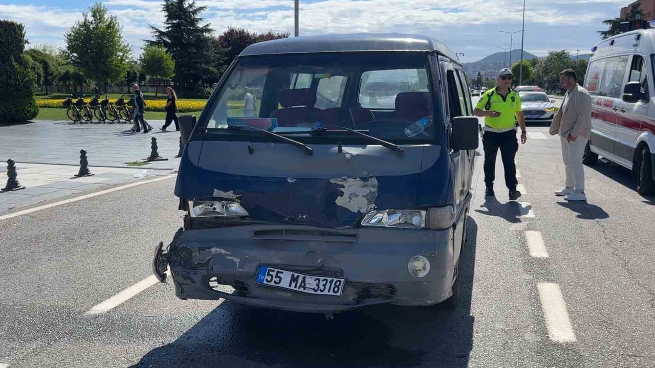 İlkadım'da panelvan ile suv çarpıştı: sürücü hastaneye kaldırıldı