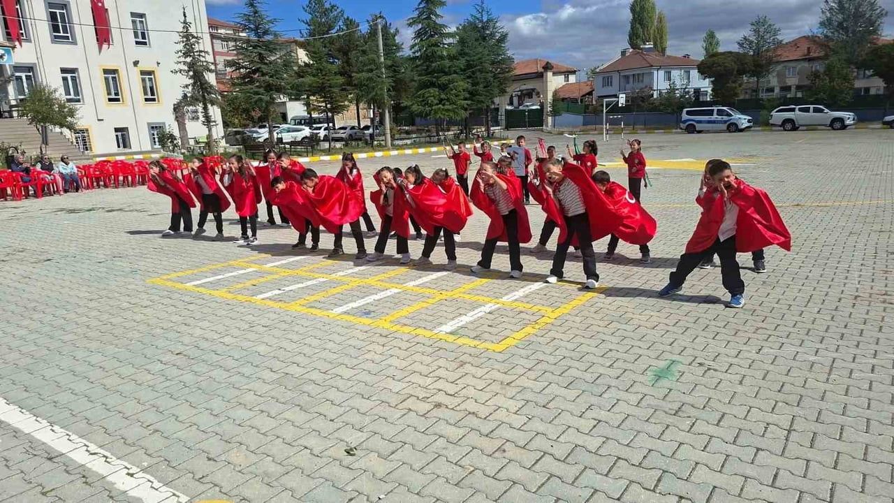 İlköğretim haftası Hisarcık'ta coşkuyla başladı