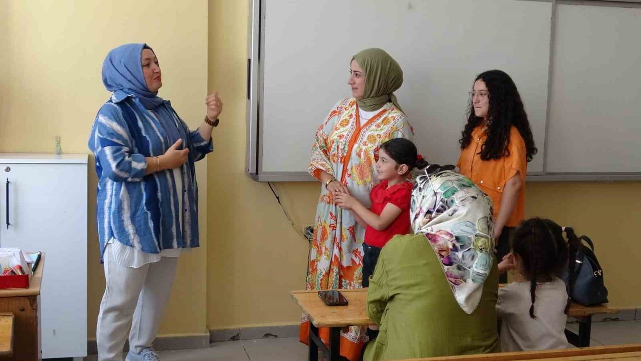 İlkokul heyecanı Van'da minik öğrenciler sınıflarıyla buluştu