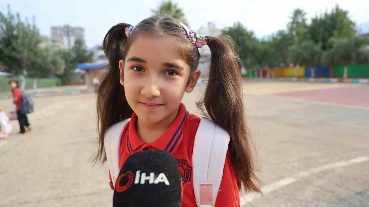 ilkokula başlayan minikler kırmızı halı ve davul zurnayla karşılandı