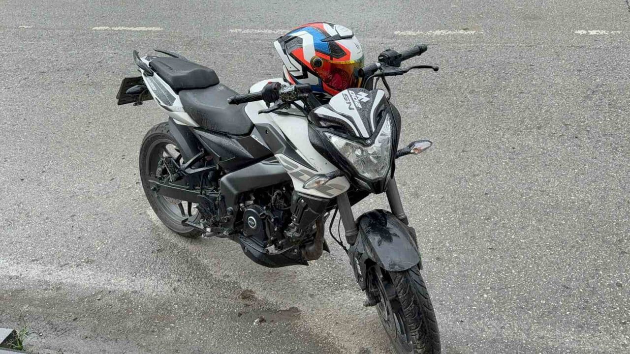 İlyasköy'de motosiklet otomobile çarptı, sürücü hastaneye kaldırıldı