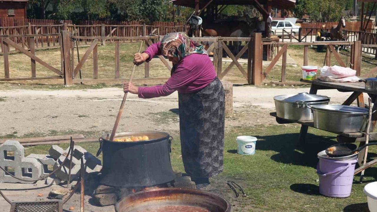 İmeceyle kazanlarda elma ikramı: köy kadınları kışı saklıyor