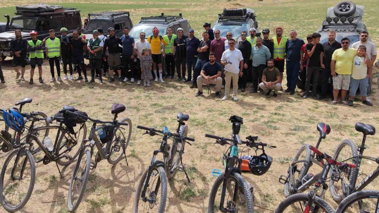 İncekaya'ya pedal çeviren doğaseverler Van Gölü'nü koruma çağrısı yaptı
