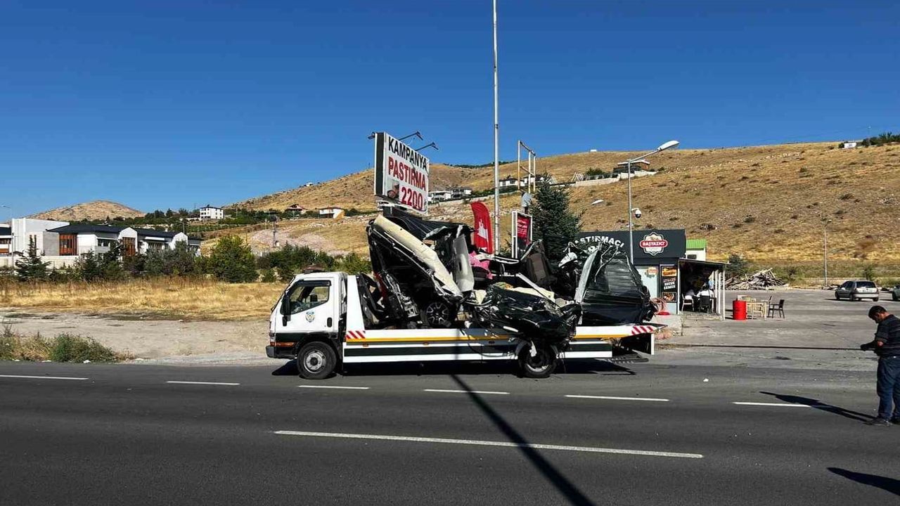 İncesu'da durakta bekleyen otobüse minibüs çarptı: 3 yaralı