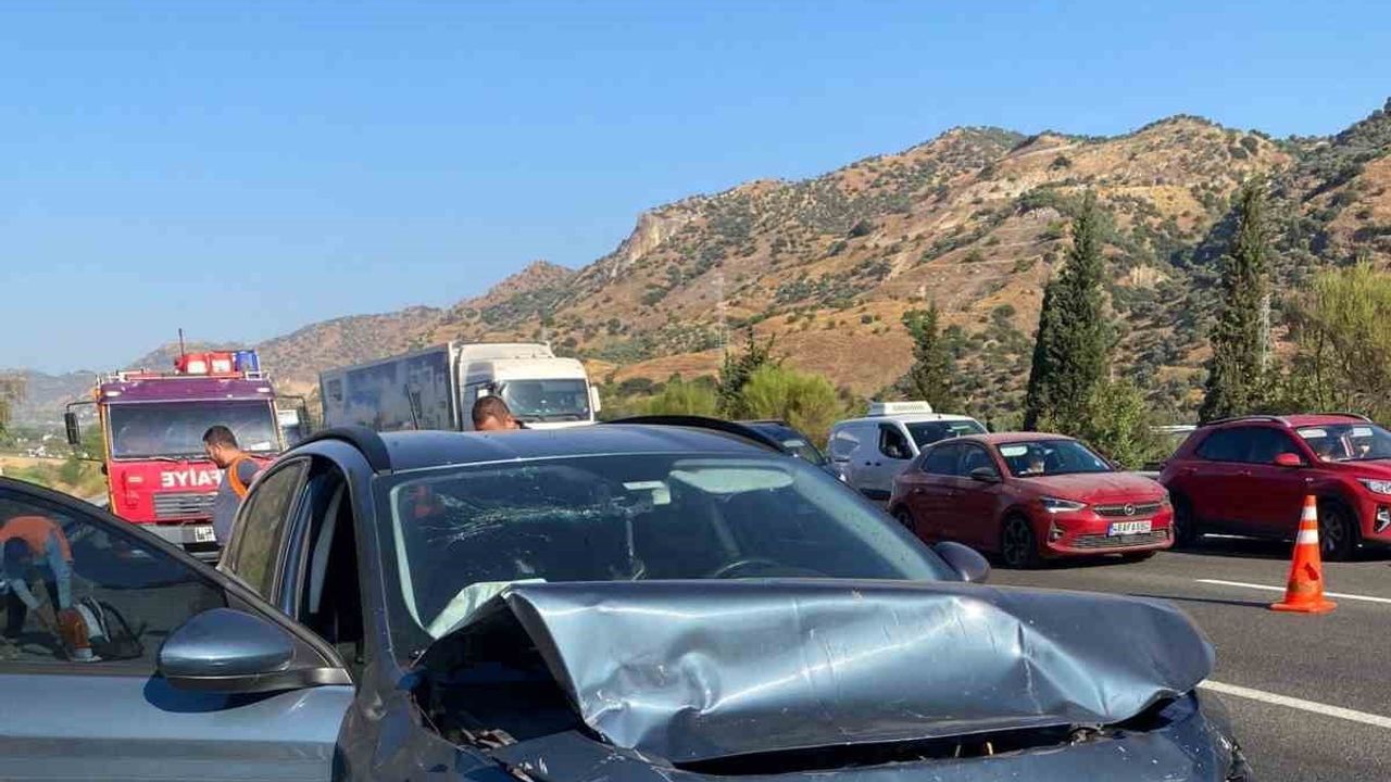 İncirliova'da otoyolda çarpışma sonucu iki kişi yaralandı