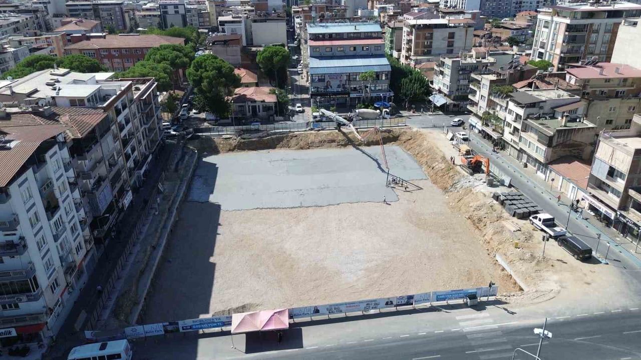 İncirliova’ya nefes aldıracak meydan projesinde zemin betonuna başlandı