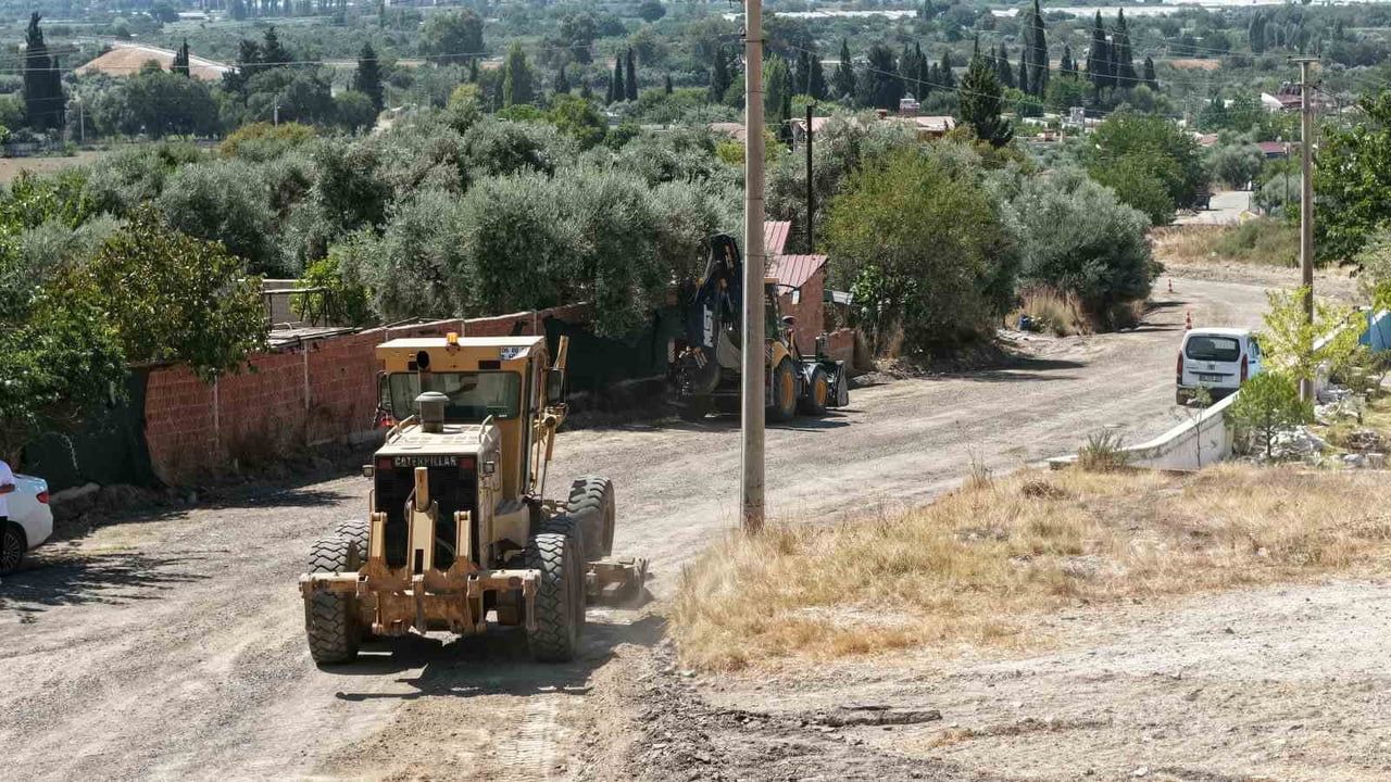 İncirliova yolları yenileniyor: genişletme ve sathi kaplama çalışmaları sürüyor