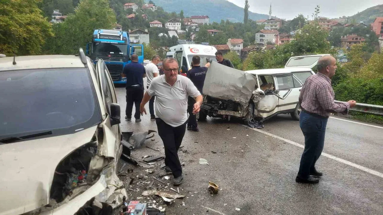İnebolu'da iki araç çarpıştı: cam ile tavan arasında sıkışan kişi itfaiye tarafından kurtarıldı