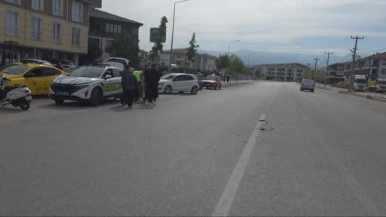 İnegöl Akpınar Caddesi'nde dönüş girişimi kaza ile sonuçlandı: iki yaralı
