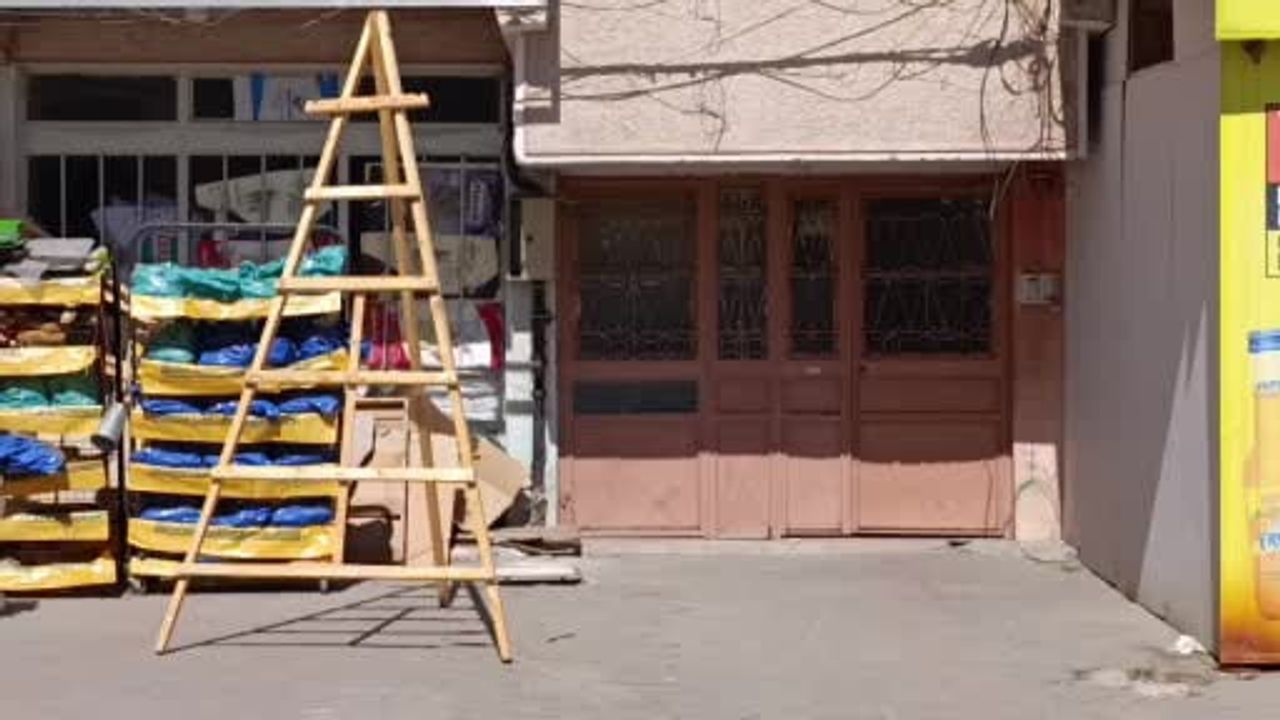 İnegöl'de Anafartalar Caddesi'nde gaz kaçağı alarmı: 6 katlı bina tahliye edildi
