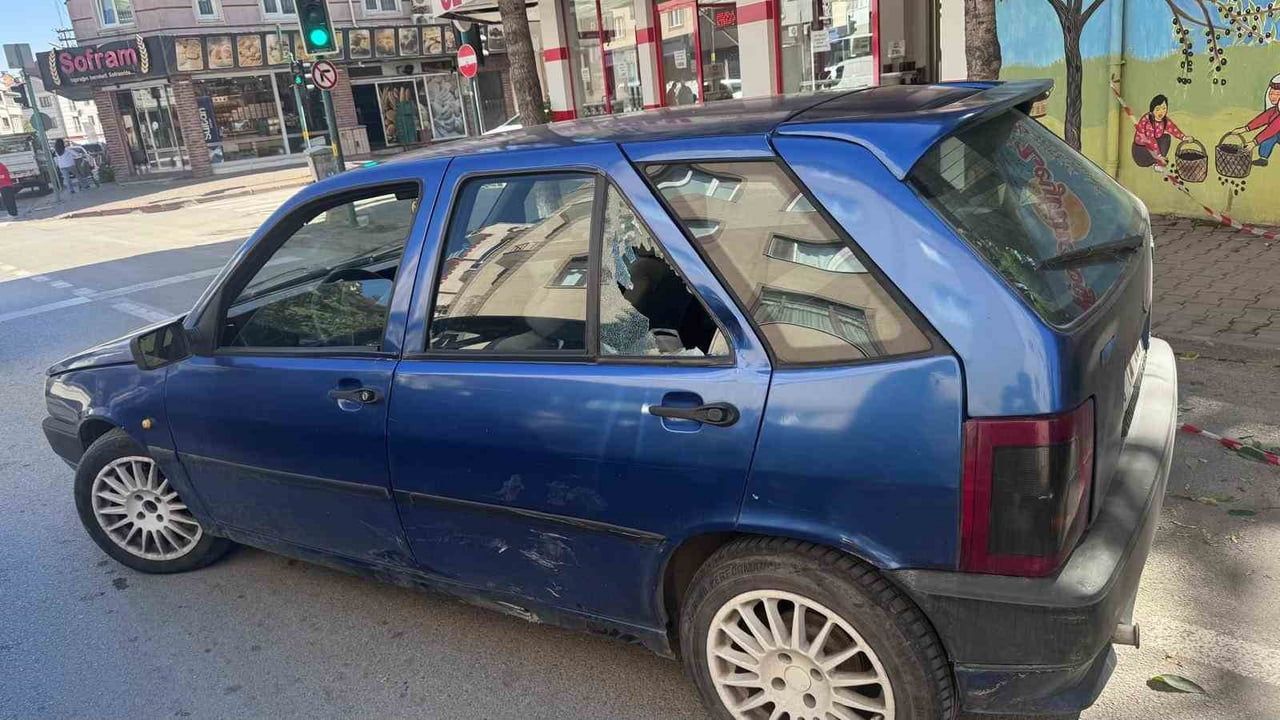 İnegöl'de ışıklı kavşakta çarpışma: motosiklet sürücüsü güneş gözlüğüyle hastaneye kaldırıldı