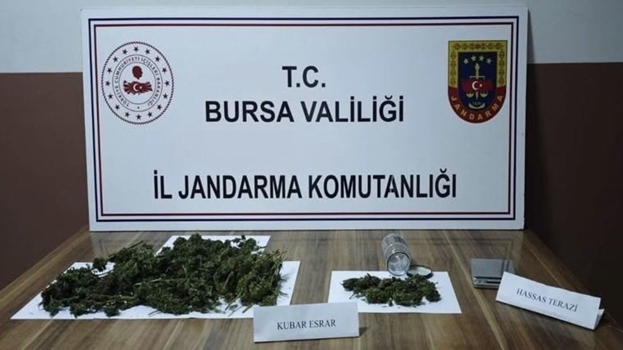 İnegöl'de jandarma ev baskınında 1 kilo 71 gram kubar esrar ele geçirildi