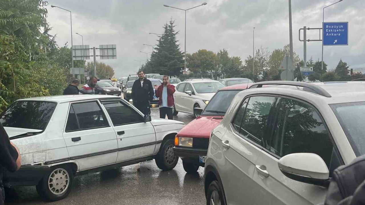 İnegöl'de kırmızı ışık ihlali zincirleme kazaya yol açtı
