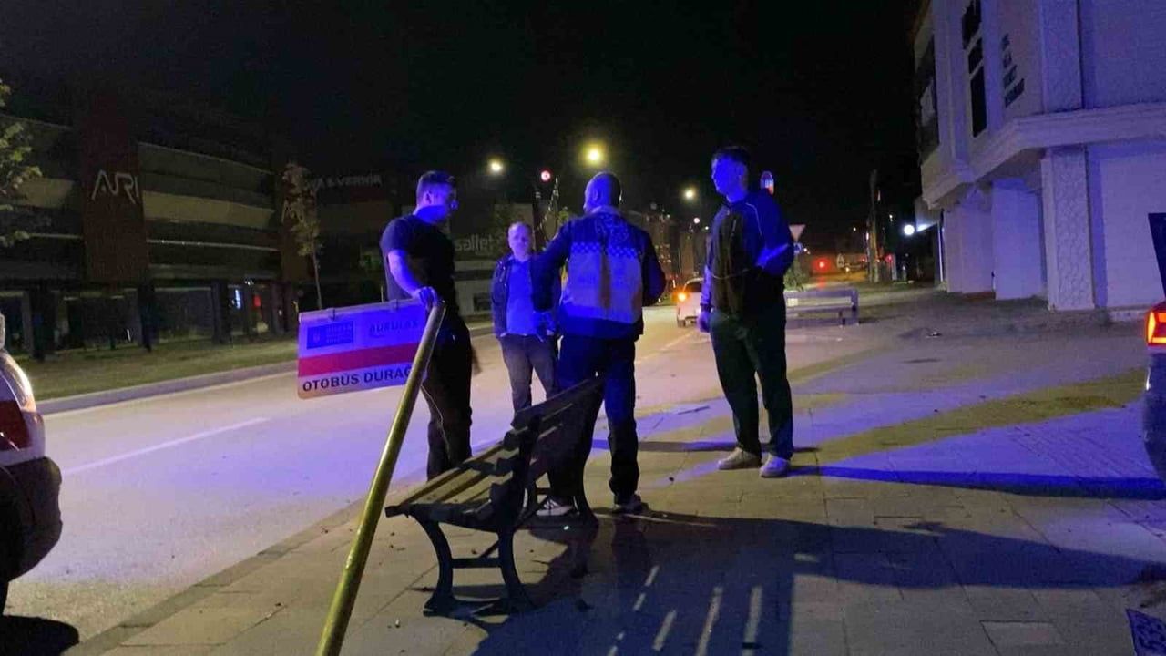 İnegöl'de otomobil kaldırıma çıkarak tabelalara çarptı