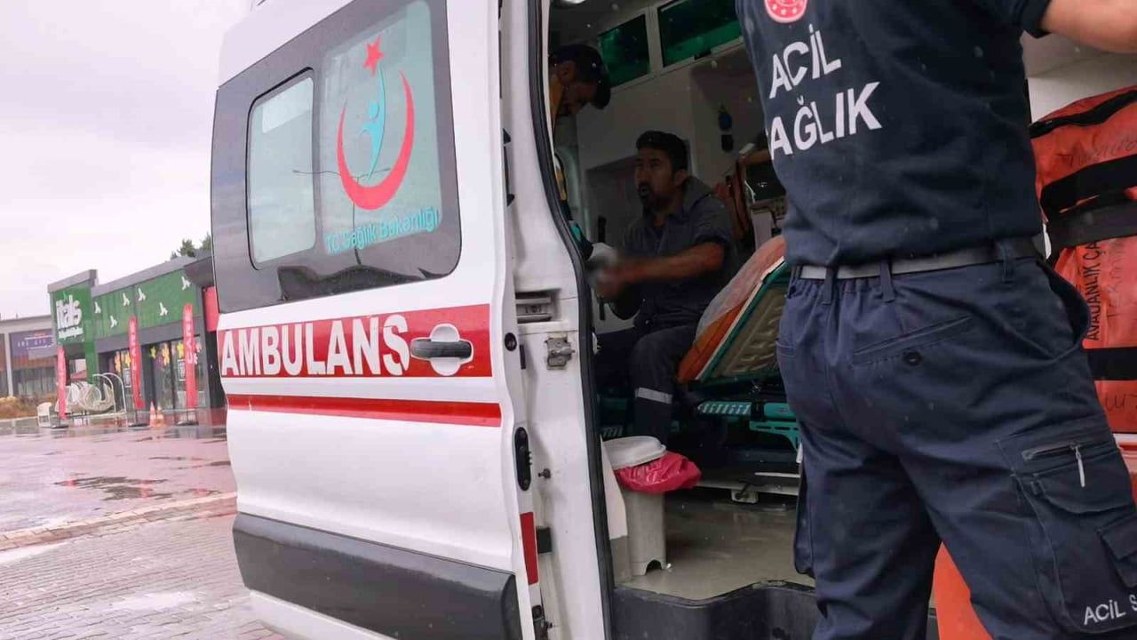 İnegöl'de yağış kontrolden çıkardı: sıvı tuz tankeri yağmur suyu kanalına devrildi